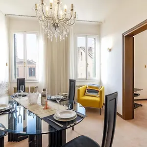 https://campo-san-toma-tiffany-apartment.hotelinveneto.com